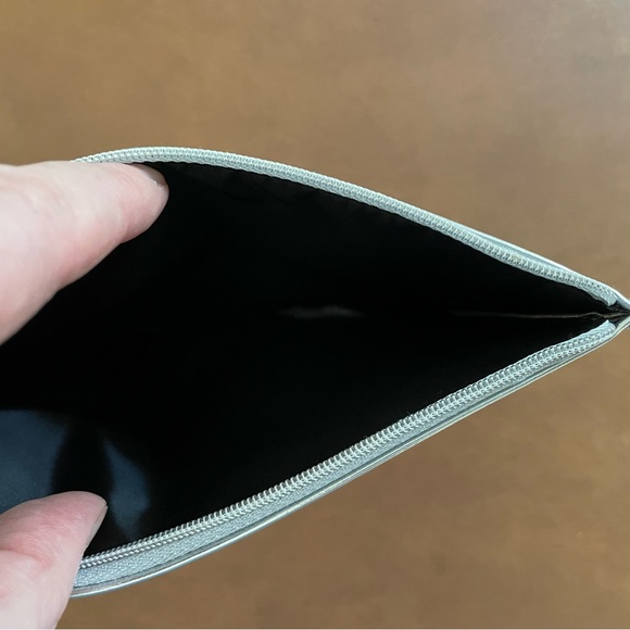 Real Techniques NWT “just wing it” cosmetic bag in holographic silver and pink - Picture 3 of 7